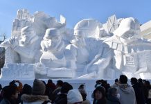 Điều gì làm nên sự cuốn hút của lễ hội tuyết Sapporo ở Nhật Bản? Rất nhiều các tác phẩm điện ảnh nổi tiếng được điêu khắc tại lễ hội tuyết Sapporo /// Ảnh: Kazuhiro Nogi/AFP