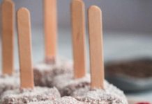 Các món tráng miệng khi đi du lịch Úc bạn phải thử Lamington là một loại bánh quốc gia của Úc /// Ảnh: Envato