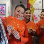 Không khí Tết ở độ cao 10.000 m cùng Jetstar Chuyến bay được trang trí nhiều màu sắc rực rỡ. Các tiếp viên xinh đẹp của hãng sãn sàng mang đến những bất ngờ thú vị cho hành khách.