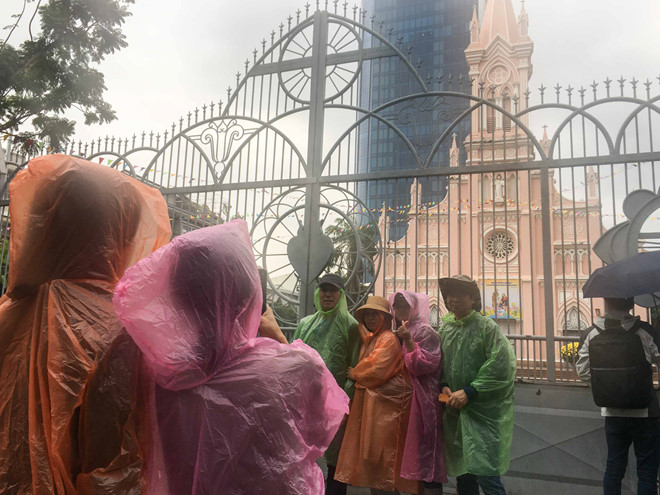 Nhà thờ đóng cửa vì lo ngại dịch virus corona, du khách chụp ảnh trước hàng rào - ảnh 3