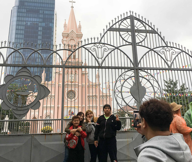 Nhà thờ đóng cửa vì lo ngại dịch virus corona, du khách chụp ảnh trước hàng rào - ảnh 1