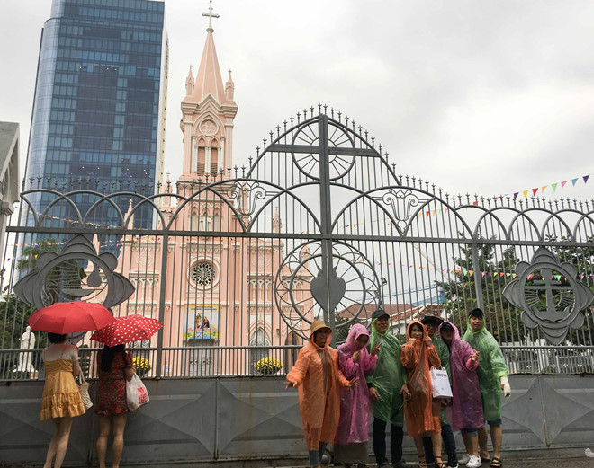 Nhà thờ đóng cửa vì lo ngại dịch virus corona, du khách chụp ảnh trước hàng rào - ảnh 4
