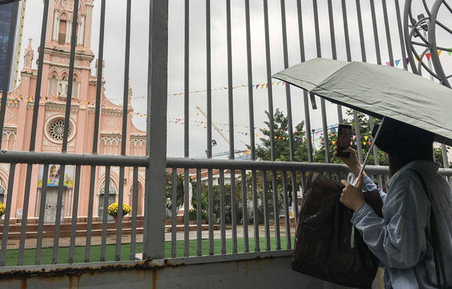 Nhà thờ đóng cửa vì lo ngại dịch virus corona, du khách chụp ảnh trước hàng rào - ảnh 2