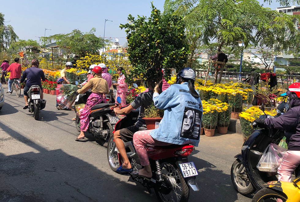 Người Sài Gòn đi chợ hoa Bến Bình Đông 2020: Hoa tươi, người bán “héo” - ảnh 12