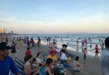 Người Sài Gòn đổ về Vũng Tàu chơi Tết vì ngại đi xa bởi dịch cúm Corona Bãi biển Vũng Tàu dù đông khách du lịch nhưng không chật cứng như mọi năm vì du khách cũng hạn chế đến chỗ đông người. /// Giang Vũ