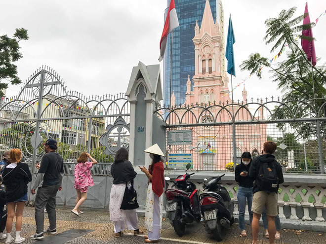 Nhà thờ đóng cửa vì lo ngại dịch virus corona, du khách chụp ảnh trước hàng rào - ảnh 5