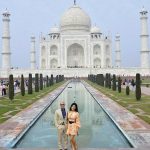Tỷ phú Amazon đến Ấn Độ cùng bạn gái Jeff Bezos chụp ảnh cùng bạn gái Lauren Sanchez trước hồ nước dẫn đến lăng mộ Taj Mahal 339 năm tuổi ở Agra, Ấn Độ. Ảnh: AP.