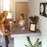 Lý do cần xem đồng hồ khi nhận phòng khách sạn Một số khách sạn, resort ngoài đảo có thể áp dụng múi giờ riêng. Ảnh: Cheat Sheet.