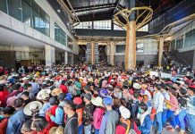 Hàng trăm ngàn người đổ về Núi Bà Đen hành hương ngày Tết: Chật cứng Du khách chờ đi cáp treo lên đỉnh núi Bà.