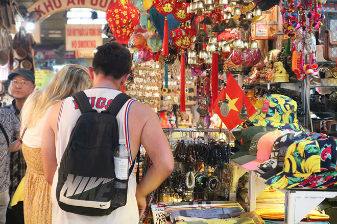 Khách Tây dạo chợ Bến Thành dịp Tết: 'Giá cả tăng cao không vui chút nào!' - ảnh 9