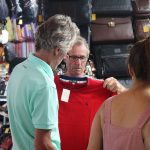 Khách Tây dạo chợ Bến Thành dịp Tết: ‘Giá cả tăng cao không vui chút nào!’ Du khách khám phá chợ Tết Bến Thành /// Ảnh: Trịnh Thanh