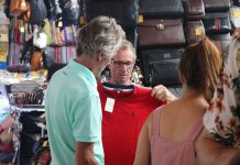 Khách Tây dạo chợ Bến Thành dịp Tết: ‘Giá cả tăng cao không vui chút nào!’ Du khách khám phá chợ Tết Bến Thành /// Ảnh: Trịnh Thanh