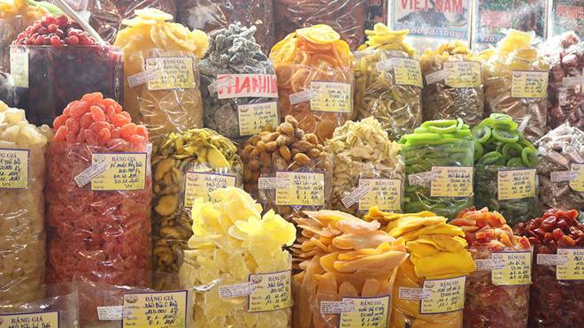 Khách Tây dạo chợ Bến Thành dịp Tết: 'Giá cả tăng cao không vui chút nào!' - ảnh 1