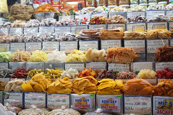 Khách Tây dạo chợ Bến Thành dịp Tết: 'Giá cả tăng cao không vui chút nào!' - ảnh 2