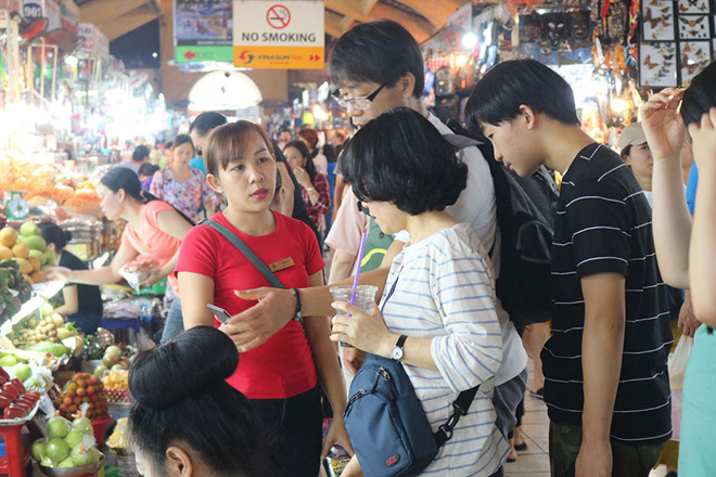 Khách Tây dạo chợ Bến Thành dịp Tết: 'Giá cả tăng cao không vui chút nào!' - ảnh 4