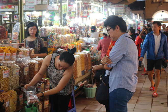 Khách Tây dạo chợ Bến Thành dịp Tết: 'Giá cả tăng cao không vui chút nào!' - ảnh 5