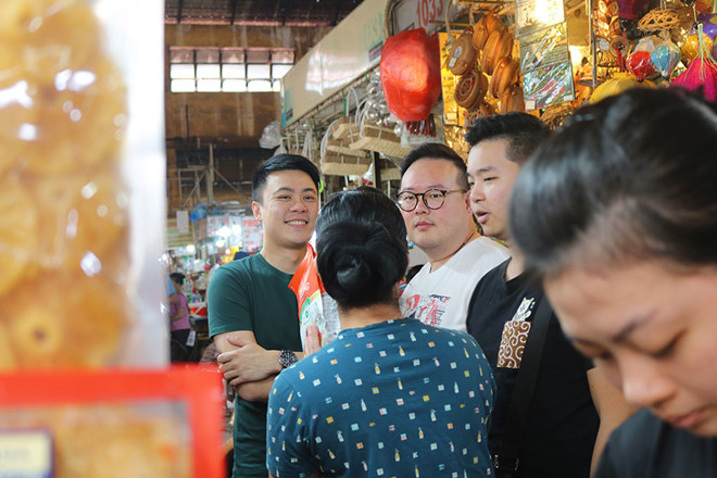 Khách Tây dạo chợ Bến Thành dịp Tết: 'Giá cả tăng cao không vui chút nào!' - ảnh 6