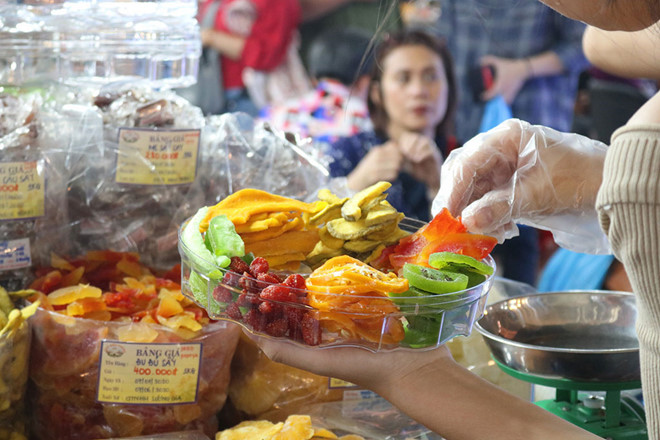 Khách Tây dạo chợ Bến Thành dịp Tết: 'Giá cả tăng cao không vui chút nào!' - ảnh 3