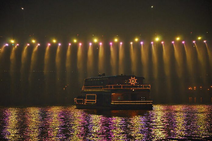Sông Hàn rực rỡ ánh đèn về đêm. Ảnh: Ted Anthony Jackson/Flickr.