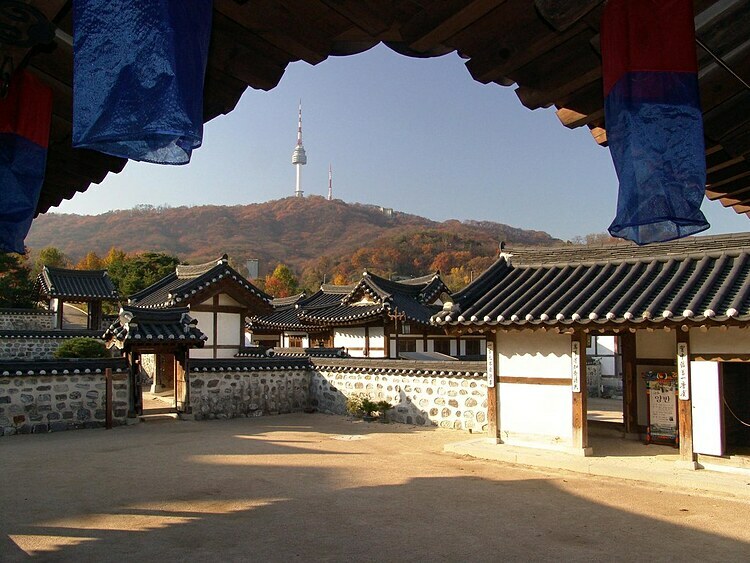 Du khách có thể thuê Hanbok để chụp ảnh trong làng cổ. Ảnh: Korea Tourism Organization.