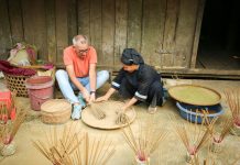 Du khách Tây khám phá làng hương thủ công trăm năm tuổi vùng cao Du khách Tây rất lạ lẫm về cách làm hương thủ công vẫn còn tồn tại đến ngày nay. /// Ảnh: Giang Ngọc