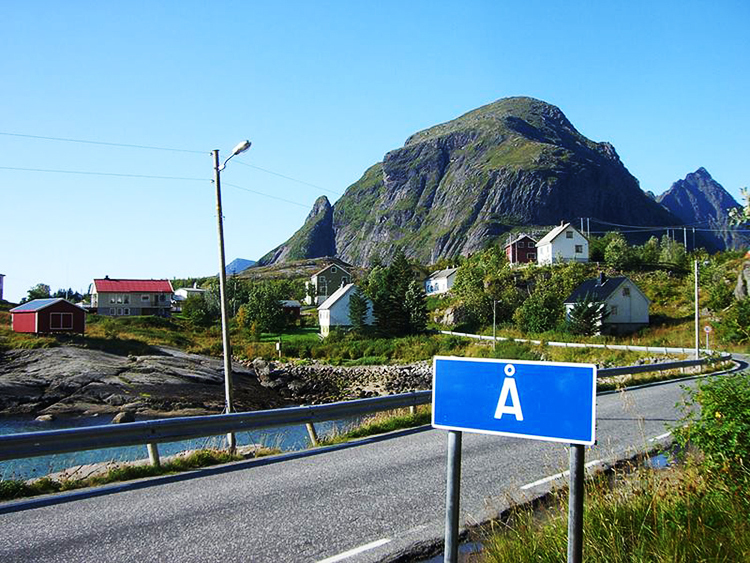 Biển ghi tên làng. Å là chữ cuối cùng trong bảng chữ cái Na Uy. Ảnh: World Surroundings.