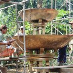 Làng nghề đúc đồng chuyên hàng khủng Các nghệ nhân làng nghề hoàn thiện đài phun nước bằng đồng. /// D.N.T