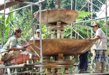 Làng nghề đúc đồng chuyên hàng khủng Các nghệ nhân làng nghề hoàn thiện đài phun nước bằng đồng. /// D.N.T