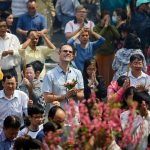 5 điều cần tránh khi đi lễ đầu năm Du khách hãy bày tỏ lòng thành nơi linh thiêng bằng cách bỏ mũ, tháo kính râm khi vào điện thờ. Ảnh: VnExpress.