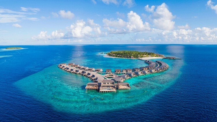 Khách sạn St.Regis ở Maldives muốn khách thư giãn thoải mái, thoát khỏi cuộc sống hối hả thường ngày bằng cách đẩy nhanh giờ lên một tiếng. Ảnh: The St. Regis Maldives Vommuli Resort.