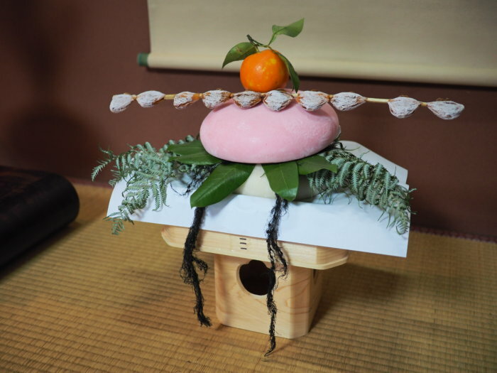 Kagami mochi được đặt ở nhiều nơi khác nhau trong nhà vào ngày Tết, thường là bàn thờ Thần đạo, góc nhà, căn bếp... Ảnh: ishikawa19.
