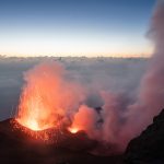 Cuộc sống dưới chân núi lửa đang hoạt động Cuộc sống dưới chân núi lửa đang hoạt động