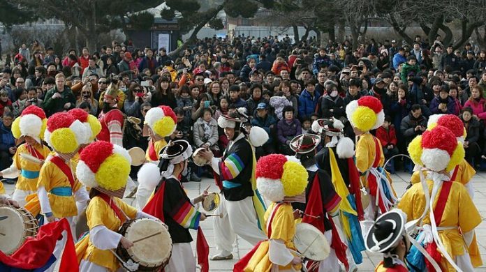 Làng Namsangol Hanok ở Seoul là nơi tổ chức các sự kiện truyền thống và biểu diễn văn hóa. Ảnh: Republic Of Korea.