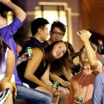 Nơi không được tự do uống rượu bia Du khách cũng không thể mua đồ uống có cồn tại Singapore sau 22h30, bởi những cửa hàng bán rượu bia ngoài giờ quy định có thể bị phạt đến 10.000 SGD (hơn 170 triệu đồng). Ảnh: Straits Times.