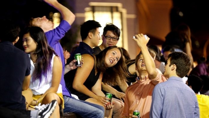 Du khách cũng không thể mua đồ uống có cồn tại Singapore sau 22h30, bởi những cửa hàng bán rượu bia ngoài giờ quy định có thể bị phạt đến 10.000 SGD (hơn 170 triệu đồng). Ảnh: Straits Times.