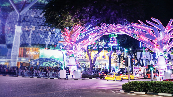 Đặc biệt, thời điểm này, tại Singapore còn diễn ra chương trình Vi vu Singapore, thả ga mua sắm dành riêng cho du khách Việt, khi đặt lịch du hí đảo quốc qua các đối tác lữ hành của Tổng cục Du lịch Singapore. Chương trình diễn ra đến hết tháng 1/2020 với hàng loạt ưu đãi mua sắm và vô số quà tặng lên đến 100 SGD. Chương trình diễn ra tại các trung tâm thương mại nổi tiếng như ION Orchard, IMM, Raffles City, Bugis Junction và Bugis+. Xem chi tiết tại đây.