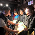 Porter Sơn Đoòng kêu gọi ‘du lịch không khói thuốc’ Ông Nguyễn Châu Á trao thưởng cho các porter đã bỏ thuốc lá thành công /// Ảnh: Trương Quang Nam