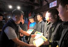 Porter Sơn Đoòng kêu gọi ‘du lịch không khói thuốc’ Ông Nguyễn Châu Á trao thưởng cho các porter đã bỏ thuốc lá thành công /// Ảnh: Trương Quang Nam