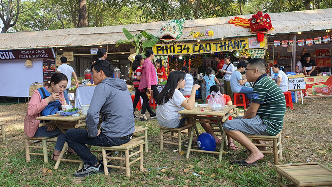 Người Sài Gòn nô nức đến Công viên Lê Văn Tám ăn Tết sớm - ảnh 1