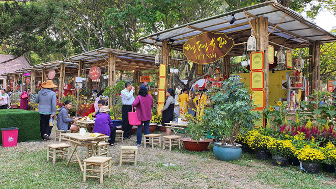 Người Sài Gòn nô nức đến Công viên Lê Văn Tám ăn Tết sớm - ảnh 2