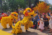 Người Sài Gòn nô nức đến Công viên Lê Văn Tám ăn Tết sớm Trẻ em cùng người lớn thích thú nhất khi xem múa lân. /// Vũ Phượng