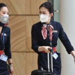 Ngành hàng không toàn cầu đối phó dịch viêm phổi Tiếp viên hàng không đeo khẩu trang để ngăn ngừa nguy cơ nhiễm virus corona khi làm việc. Ảnh: En24.