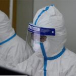 Vì sao không cấm khách du lịch từ vùng có viêm phổi Vũ Hán tới Việt Nam Nhân viên y tế chăm sóc bệnh nhân tại một bệnh viện ở Vũ Hán /// Ảnh Reuters