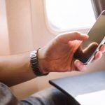 Khách bị đuổi khỏi máy bay vì tên Wi-Fi Tắt mọi thiết bị điện thoại, thu phát sóng là một trong những yêu cầu của phi hành đoàn trên các chuyến bay khi máy bay chuẩn bị cất cánh. Ảnh: iStock.
