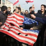 Cảnh báo du lịch Trung Đông Người dân Iran biểu tình phản đối Mỹ. Ảnh: CNN.