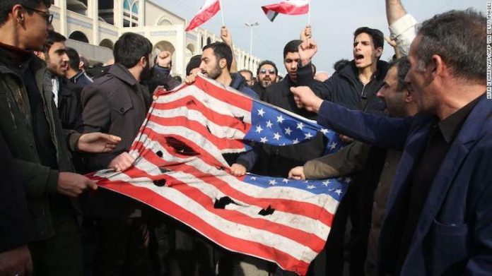 Người dân Iran biểu tình phản đối Mỹ. Ảnh: CNN.