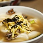 Bát canh không thể thiếu trong ngày Tết Hàn Quốc Tteokguk là món ăn không thể thiếu trong những ngày đầu năm bởi những ý nghĩa may mắn mà nó mang lại cho người thưởng thức. Ảnh: Josiah Lau Photography/Flickr.