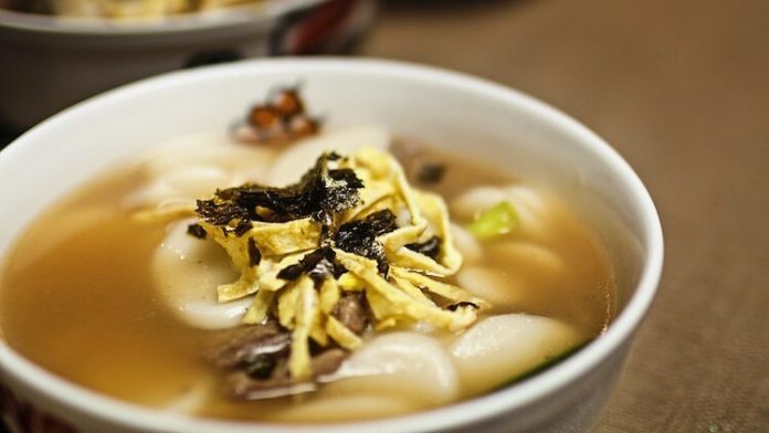 Tteokguk là món ăn không thể thiếu trong những ngày đầu năm bởi những ý nghĩa may mắn mà nó mang lại cho người thưởng thức. Ảnh: Josiah Lau Photography/Flickr.