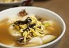 Bát canh không thể thiếu ngày Tết ở Hàn Quốc/Bát canh người Hàn ăn ngày Tết để thêm một tuổi Tteokguk là món ăn không thể thiếu trong những ngày đầu năm bởi những ý nghĩa may mắn mà nó mang lại cho người thưởng thức. Ảnh: Josiah Lau Photography/Flickr.