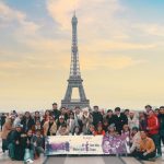 Công ty Du lịch Tugo cho nhân viên du lịch Pháp tìm người yêu Nhân viên công ty Tugo chụp hình kỷ niệm tại tháp Eiffel /// tugo